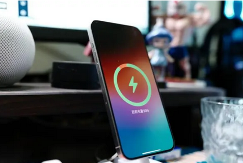 武乡苹果15换屏服务分享用什么充电器给iPhone15充电更好 